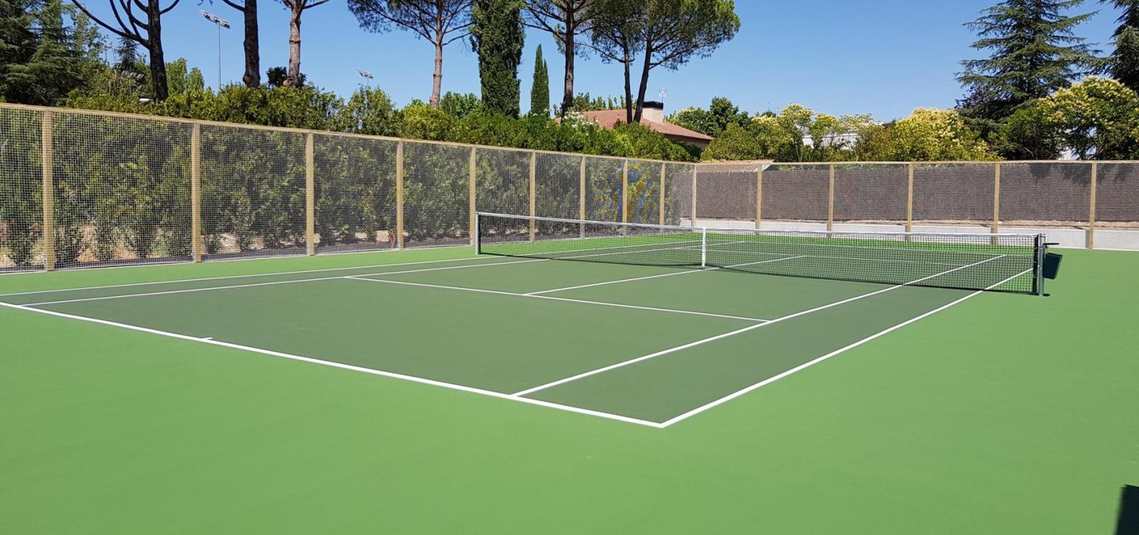 Private tennis court installation in Madrid